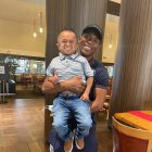 Jorgito con el futbolista Bryan el 'Cuco' Angulo.