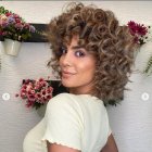 María Emilia luce con orgullo sus churos naturales.