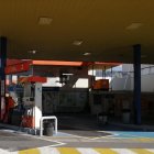 Revisan vídeo del asalto a mano armada en una gasolinera.