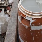 Varios moradores de la cooperativa 16 de Abril de Durán, se abastecen con agua del río Babahoyo.