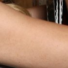 En su look casual incluye  gorro y flats.