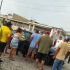 La víctima iba en este auto negro. El instante en que fue baleado quedó grabado.