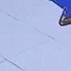 El robo quedó grabado en cámaras de seguridad del local de venta de electrodomésticos.