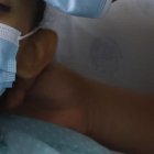 Marcy debe estar unos días en el hospital, hasta que se recupere. Los bebés han recibido pañales, tarros de leche, entre otras donaciones.