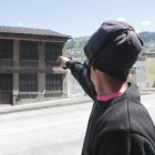 Cada vez vive menos gente al borde de la  empinada carretera.