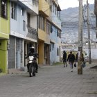 Ayer, la Policía realizó rondas por el lugar donde apuñalaron a la joven para brindar seguridad. 

Agencia (ag-extra ag-expreso ag-quito)