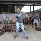 El esmeraldeño demuestra sus dotes frente a sus ‘panas’ del mercado. Ellos lo aplauden y lo filman.