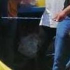 Con una soga se separan a los asistentes que pugnan por entrar a participar en la aparente inversora de fondos.