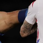 AME9887. RÍO DE JANEIRO (BRASIL), 02/07/2021.- Jugada en la que Gabriel Jesus de Brasil es sancionado con tarjeta roja mientras disputa un balón con Eugenio Mena de Chile.