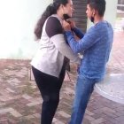 A la hora de amar no hay límites ni vergüenza, sino pregúntele a esta señorita que busca algo en el pantalón de su pareja.