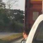 Instante en el que los policías recuperaron el contenedor.