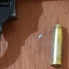 En poder de los sospechosos se encontró dos armas de fuego tipo revólver.