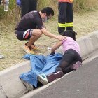 El cuerpo quedó a un lado de la calzada.