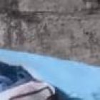 Una cuerda ataba las sábanas que cubrían el cadáver de un hombre que hasta ayer no había sido identificado.