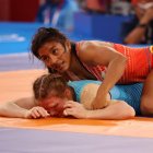 Lucía Yépez se destaca en la disciplina de lucha libre.