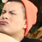 Jinson molesta a Héctor, y pretende sacarle el sombrero.