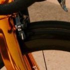 Carapaz y su nueva bicicleta, es dorada.