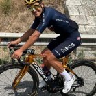 Richard Carapaz muestra orgulloso la bicicleta dorada que le entregó INEOS como reconocimiento a su oro olímpico