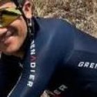 Richard Carapaz muestra orgulloso la bicicleta dorada que le entregó INEOS como reconocimiento a su oro olímpico