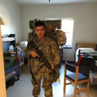 Para pertenecer al grupo de paracaidismo, los militares deben completar 3 saltos solos y 3 saltos con equipo de combate.