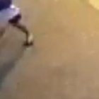 Momento en que uno de los implicados baja a quitarle sus pertenencias a la mujer, mientras el padre de familia intenta escapar.