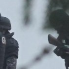 A los policías les toca responder a las detonaciones.