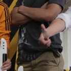 En el corto se ve a los músicos saltando y cantando.