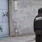 El cuerpo quedó tendido en la calle tras el ataque. Agentes de Criminalística levantaron indicios.