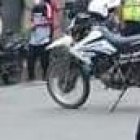 Alejandro Martínez cayó sin vida montado en su moto.