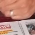 Lector de EXTRA mostrando que está participando en el Baile de las estrellas