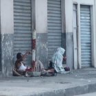Ciudadanos improvisan su hogar al aire libre en este sector de la urbe porteña.