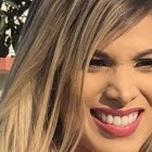 La actriz, presentadora y cantante mostró la corona que se llevará la ganadora.