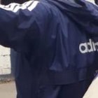 Un policía revisa a un conductor de motocicleta que circulaba por Mapasingue.