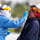Una persona se somete a una prueba para detectar la covid-19 en Quito