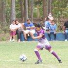 A Yamileth Troya (53) le gusta jugar fútbol con sus hermanos mayores Edwin y Stalin. Los tres están en el mismo equipo.
