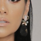 Es una cantante, actriz y presentadora de televisión ecuatoriana, conocida por formar parte del grupo musical femenino Kandela & Son.