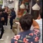 Los jóvenes se trancaron puñete en un restaurante.