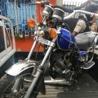 La motocicleta en la que se movilizaban dos de los sujetos arrestados con un arma.