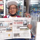 Doña Eva sostiene feliz las páginas que le revelaron su premio, una 'gamba'.