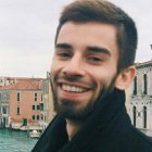 Al joven lo terminaron por WhatsApp.