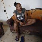 Érika Vásquez en su casa de Socio Vivienda 2, espera que alguien le dé la mano.