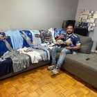 Redrovan se fue a vivir a Alemania y luego a Estados Unidos, pero su amor por el Bombillo es tan grande, que tiene una colección de camisetas y hasta sus mascotas son azules.