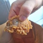 La chica mostró la cabeza de pollo en redes sociales.