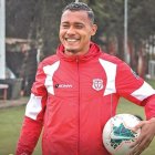 Eddie Guevara firmó contrato con Emelec por una temporada.