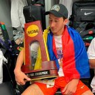 Luis Felipe Fernández en diciembre del 2021, cuando recibió el trofeo como mejor jugador universitario en Estados Unidos.