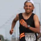 Glenda Morejón celebra tras coronarse como campeona nacional de los 20 kilómetros marcha, en competencia realizada en Machala.