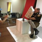 En rapero ecuatoriano Gerardo Mejía le toma una foto a Larry Pancake, mientras muestra la sección Deportiva de EXTRA.