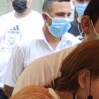 Los padres del menor lloran ante su féretro, minutos antes de la inhumación.