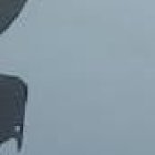 Policías que patrullaban en el sector El Mosquito, en la cooperativa El Cristal, en el Guasmo sur de Guayaquil fueron recibidos a plomo por delincuentes armados que se encontraban cerca de una cancha deportiva del sector. A los sujetos les molestó la presencia dr los uniformados. Esto ocurrió la noche de este miércoles 26 de enero.
Los gendarmes resultaron ilesos. Sin embargo, el patrullero policial en el que se movilizaban recibió varios impactos de proyectil. Los agentes solicitaron refuerzos para capturar a los individuos que les dispararon.
Unidades tácticas de la Policía como el Grupo Especial Móvil Antinarcóticos (GEMA), Grupo de Intervención y Rescate (GIR) y de la Unidad del Mantenimiento del Orden  (UMO) llegaron al sitio para detener a los criminales, mas estos ya habían huido por el río.
Agentes de Criminalística recogieron los indicios que quedaron regados en un tramo de casi dos cuadras. En una de las casas de zona se encontró un DVR una radio portátil, la cual fue llevada como evidencia.
Las evidencias fueron llevadas al Centro de Acopio de la Policía Judicial. En el sector aún se realizan operativos para capturar a los malandrines que dispararon a los uniformados.