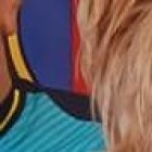 Lo primero que revisa cuando tiene un EXTRA en sus manos son las páginas 2-3. Está deseoso de más premios.